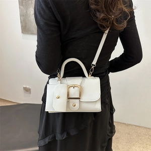 Minimalistische weiße Umhängetasche aus Leder mit Goldschnalle und abnehmbarem Beutel