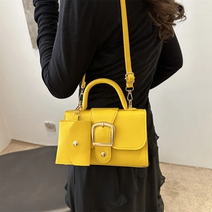 Sac bandoulière jaune en similicuir avec boucle fer à cheval dorée et mini pochette