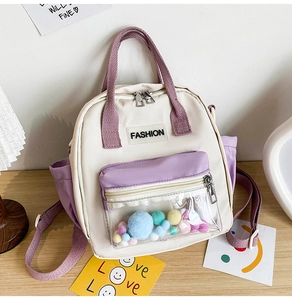 Dettaglio dello zaino in nylon con spallacci viola a contrasto e tasca trasparente