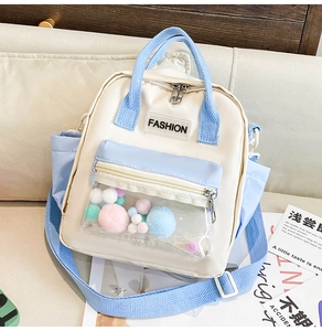 Dettaglio di zaino in nylon con tasca in PVC trasparente e palline di peluche colorate