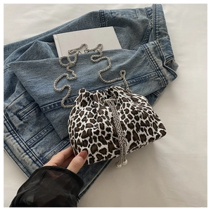 Dettaglio della borsa a secchiello leopardata con catena argento e ciondoli di perle