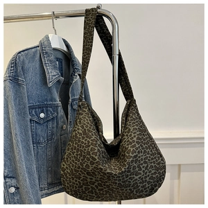 Détail du sac cabas en toile à imprimé léopard avec grande capacité et bandoulière large
