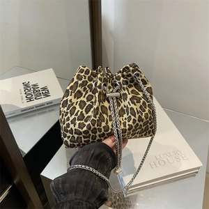 Borsa a Secchiello Leopardata Con Coulisse e Tracolla a Catena Argento Dettagli in Künstliche Perle Borsa a Tracolla Donna Tendenza Streetwear