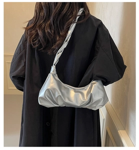 Détail du sac à bandoulière argenté métallisé avec plis et bandoulière nouée
