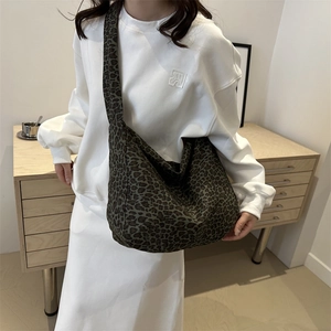 Grand sac hobo en toile léopard pour femme avec large bandoulière au style quotidien