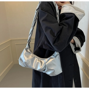 Gros plan du sac nuage argenté plissé avec poignée torsadée et texture métallique