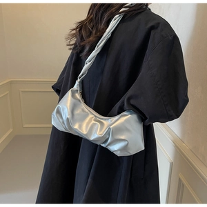 Sac croissant argenté plissé avec texture brillante et bandoulière torsadée élégante