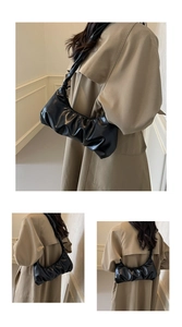 Vue détaillée du sac nuage plissé noir avec texture cuir élégante et bandoulière fine