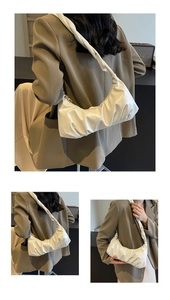 Détail du sac nuage plissé blanc avec texture souple et fermeture éclair dorée
