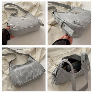 Vue détaillée du sac hobo gris avec texture marbre et ornement papillon argenté
