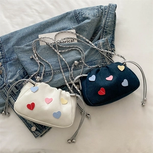Sac bourse en toile avec patchs cœurs colorés et bandoulière en chaîne argentée