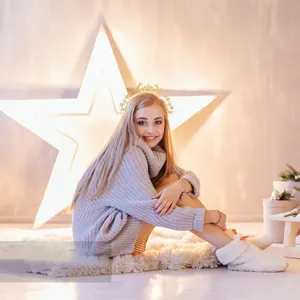 Detailaufnahme eines goldenen Sternen-Haarreifens mit Pentagramm-Design für Partys