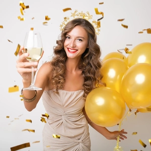 Detail eines goldenen Stern-Haarreif-Kronen für Frauen in einer festlichen Party-Szene