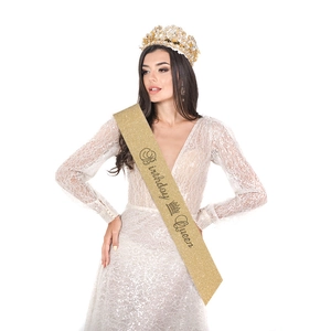 Ensemble écharpe dorée Birthday Queen et couronne de strass porté par un mannequin