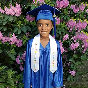 Dettaglio della stola da diploma bianca con testo arcobaleno e toga blu per bambini