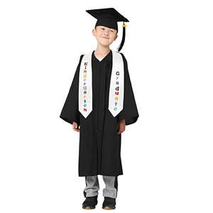 Set toga e tocco per laurea asilo con stola colorata stampata per bambini piccoli
