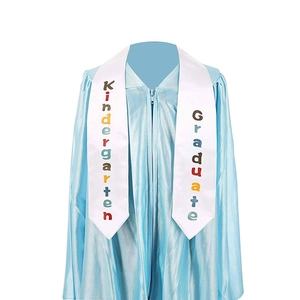 Toga per diploma asilo azzurro cielo con stola in raso bianco e scritta colorata