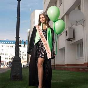 Détails du kit de remise de diplôme 2023 avec écharpe rose, étole verte et tiare brillante