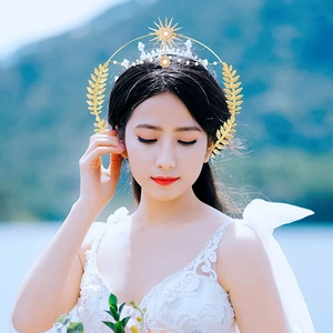 Eleganter goldener Boho Halo-Kronreif mit Sonnenstrahlen und Perlen am See