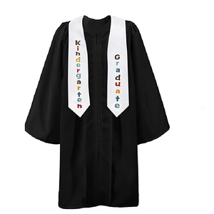 Dettaglio della toga da diploma nera per asilo con fascia bianca e scritte colorate