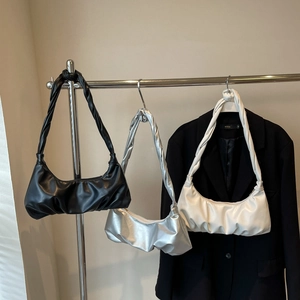 Sacs à main froncés style nuage avec bandoulières tressées en noir, argent et beige