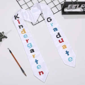 Fascia per diploma in raso bianco con scritte colorate per la cerimonia dell'asilo