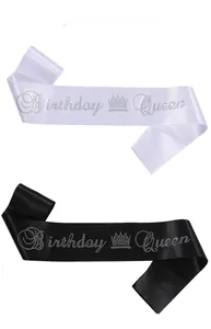Détail de l'écharpe Birthday Queen avec strass argentés sur tissu satiné noir et blanc