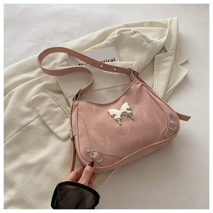 Détail du sac bandoulière rose à motif marbré avec un fermoir papillon en métal argenté