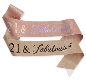 Détail d'écharpes d'anniversaire pailletées rose doré et champagne avec texte 21 & Fabulous