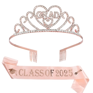 Gros plan sur couronne strass or rose GRAD et écharpe satin rose CLASS OF 2025