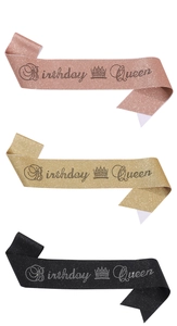 Détail des écharpes Birthday Queen en or rose, or et noir avec texture scintillante