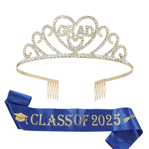 Détail de la couronne en cristal GRAD et écharpe bleue CLASS OF 2025 pour remise de diplôme
