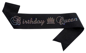 Détail de l'écharpe noire pailletée Birthday Queen avec des strass colorés brillants