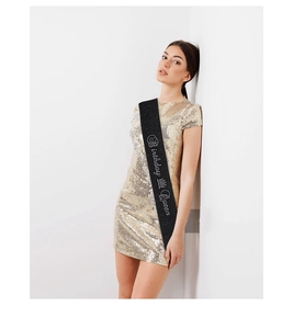 Détail de l'écharpe noire scintillante avec texte Birthday Queen et robe à paillettes