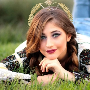Boho Goldene Halo Krone Haarreif mit Metallblättern, Sternenmotiven und weißen Perlen