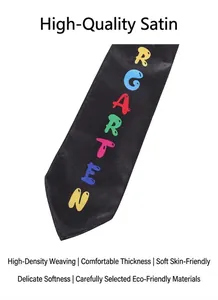 Détail de l'écharpe de graduation en satin noir avec lettrage coloré pour la maternelle