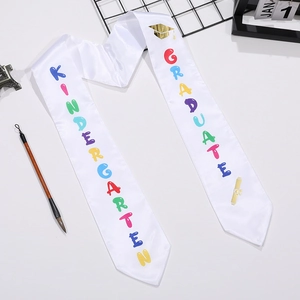 Écharpe de remise de diplôme en satin blanc pour maternelle avec motifs colorés