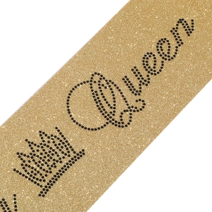 Écharpe dorée scintillante avec strass noirs formant Queen et une couronne