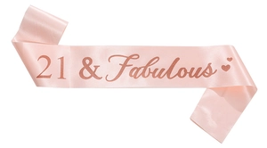 Détail d'écharpe d'anniversaire en satin rose avec texte 21 & Fabulous or rose