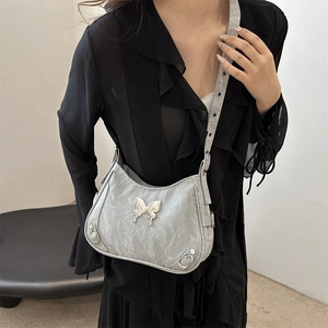 Sac à bandoulière Y2K argenté avec texture plissée, papillon métal et boucles