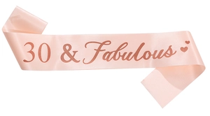 Détail de l'écharpe d'anniversaire en satin rose avec texte 30 & Fabulous doré rose