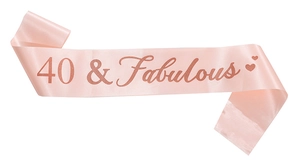 Détail de l'écharpe d'anniversaire satinée rose gold 40 & Fabulous avec cœurs élégants