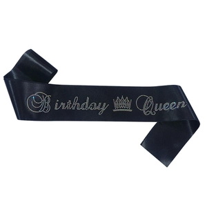 Écharpe Birthday Queen en satin noir avec strass colorés et motif couronne chic
