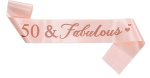Détail de l'écharpe en satin rose gold 50 & Fabulous avec texte pailleté pour 50e anniversaire