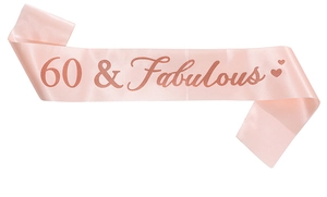 Détail du texte pailleté 60 & Fabulous or rose sur écharpe d'anniversaire en satin rose