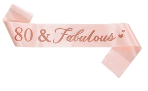 Vue détaillée de l'écharpe en satin rose avec lettrage 80 & Fabulous pailleté or rose