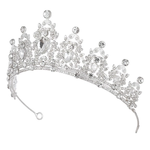 Vue détaillée de la couronne de mariée en argent avec strass en cristal étincelants