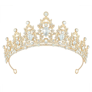 Détail d'un diadème doré en cristal avec strass en forme de poire pour coiffure de mariée