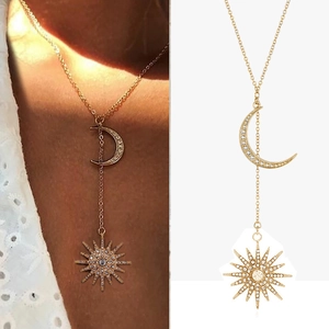 Gouden zon- en maan-hanger ketting met kristallen aan een stijlvolle lange schakelketting