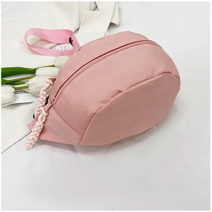 Détail du sac de poitrine rose en nylon étanche avec tirette de fermeture tissée